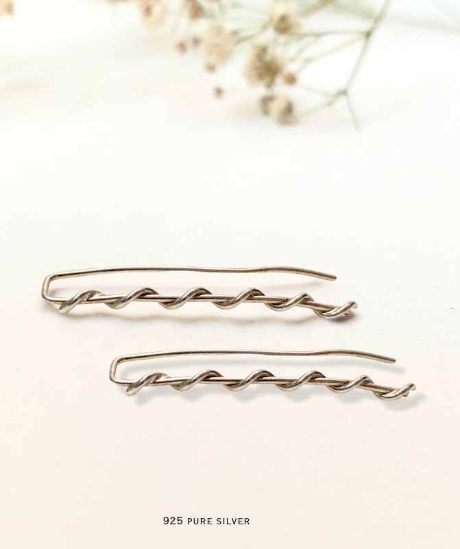 Twisted earcuff